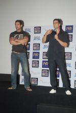 Akshay Kumar, John Abraham at the Desi Boyz promotions in Oberoi Mall on 25th Nov 2011 (18).JPG